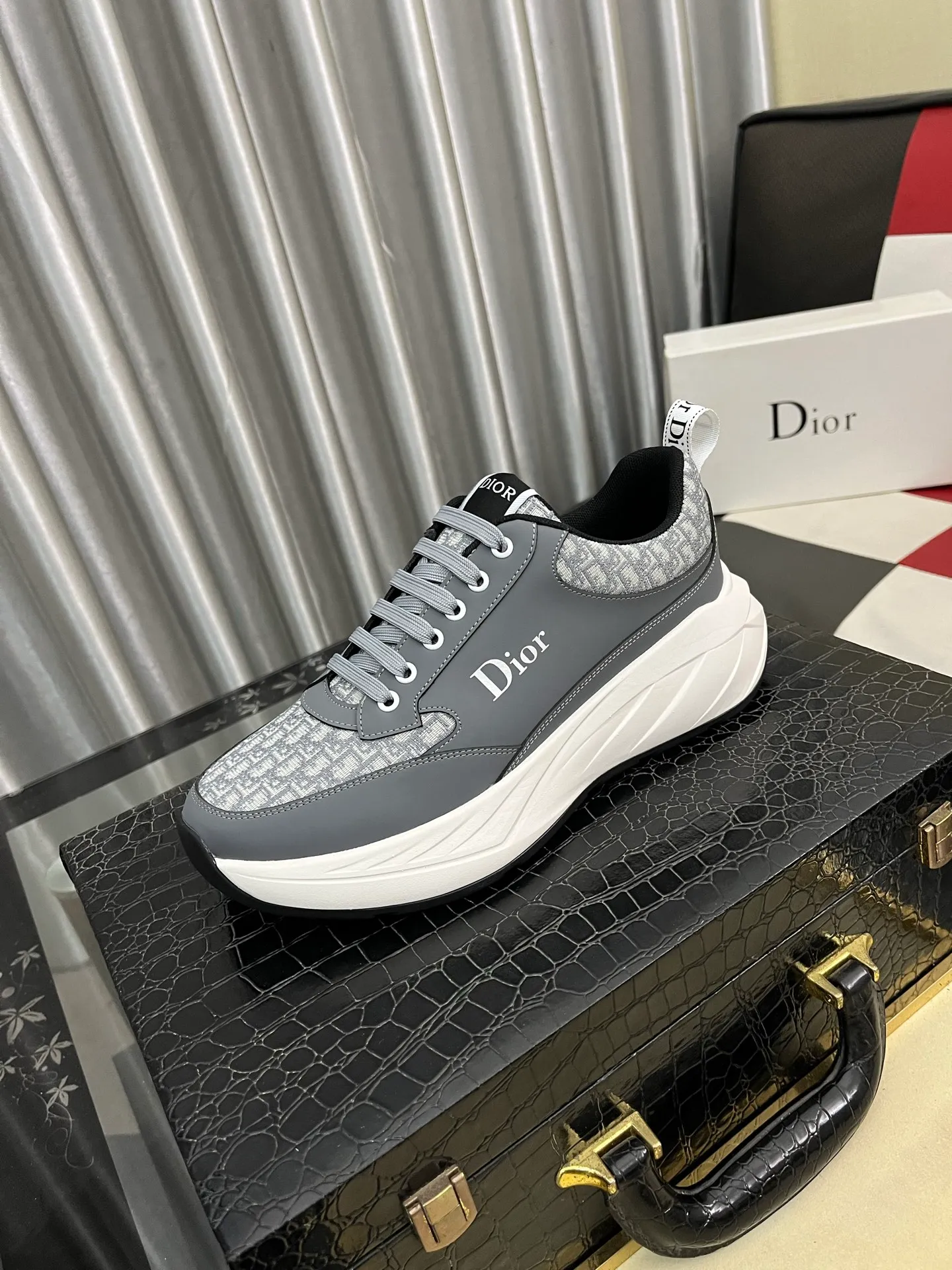 Ex-factory price: 438⌚️⌚️[Dior] Dior’s new men’s genuine leather casual shoes, the highest version on the market, any comparison is welcome🆚! The original leather has excellent texture and is super high-end! Fetal sheep net lining imported from Italy, removable pad! Luxurious materials and fine workmanship, highly recommended! Code number: 38-443️⃣Colors available